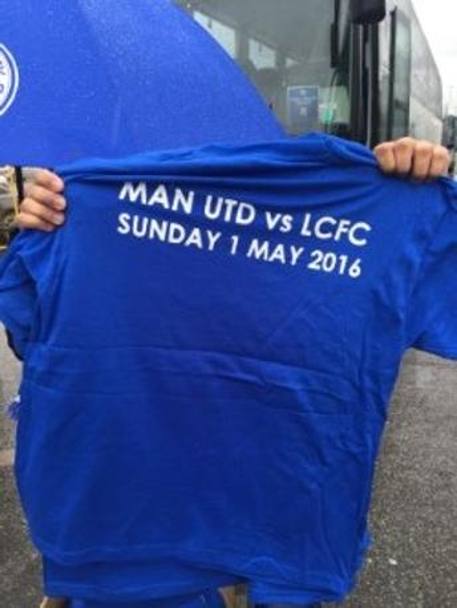  I tifosi del Leicester City con la maglia speciale  data in omaggio a tutti i supporter andati in trasferta a  Manchester